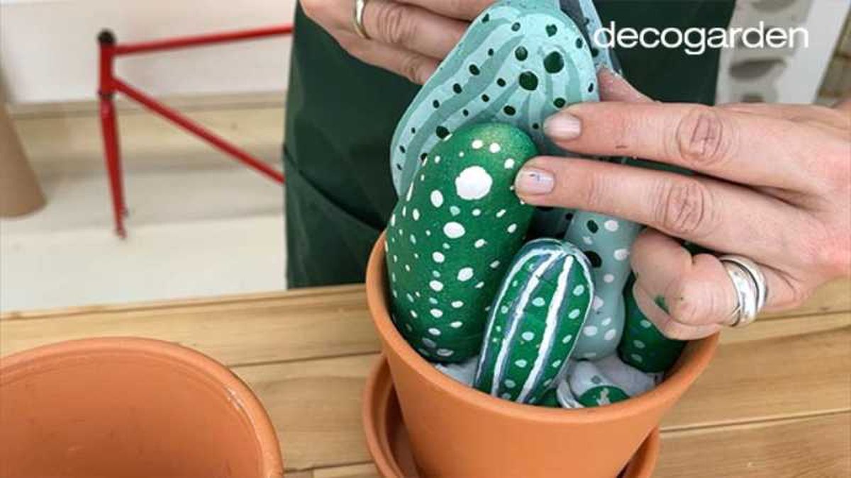 Pintar piedras como cactus.