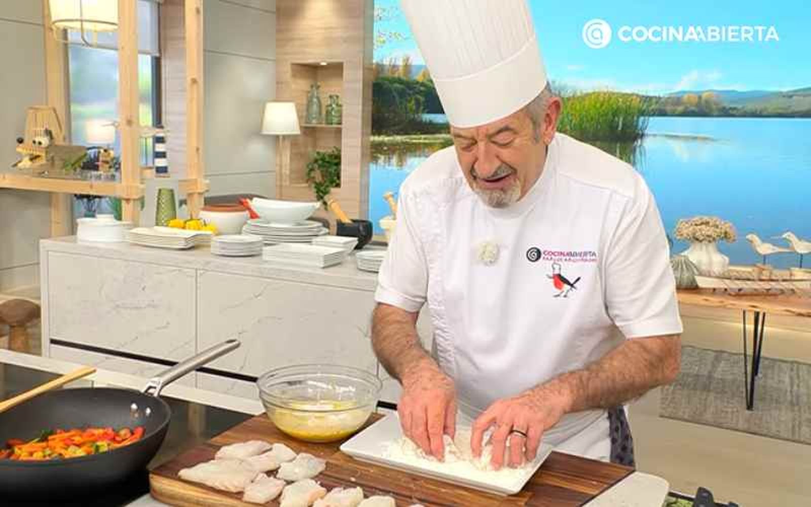 Pasa los lomos de bacalao por harina y huevo