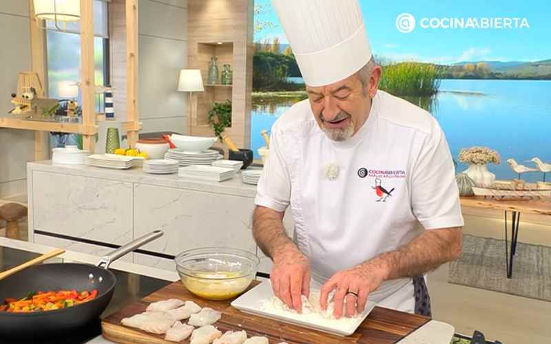 Pasa los lomos de bacalao por harina y huevo