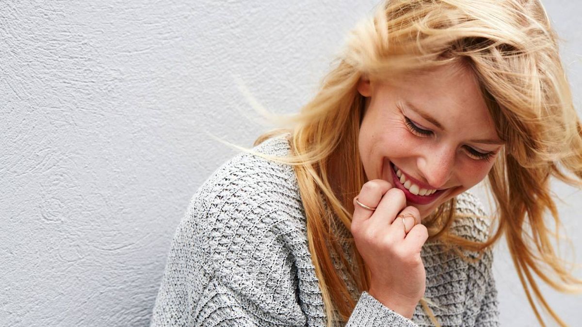 mujer melena al viento pelo color claro