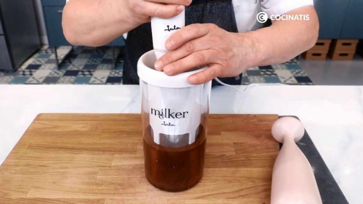 Preparamos la leche de avellanas y chocolate