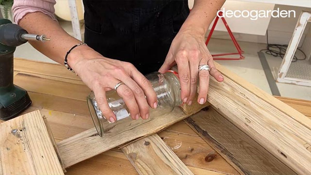 como hacer una estanteria para el cafe con un pale paso 11