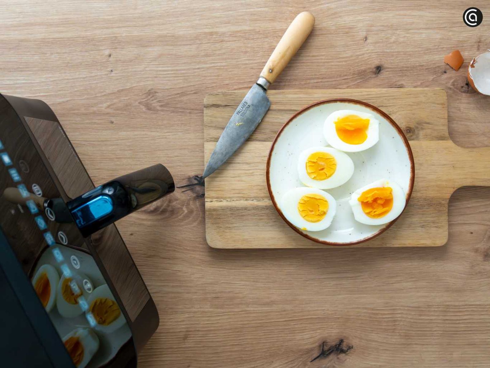 Pela los huevos cocidos en freidora de aire