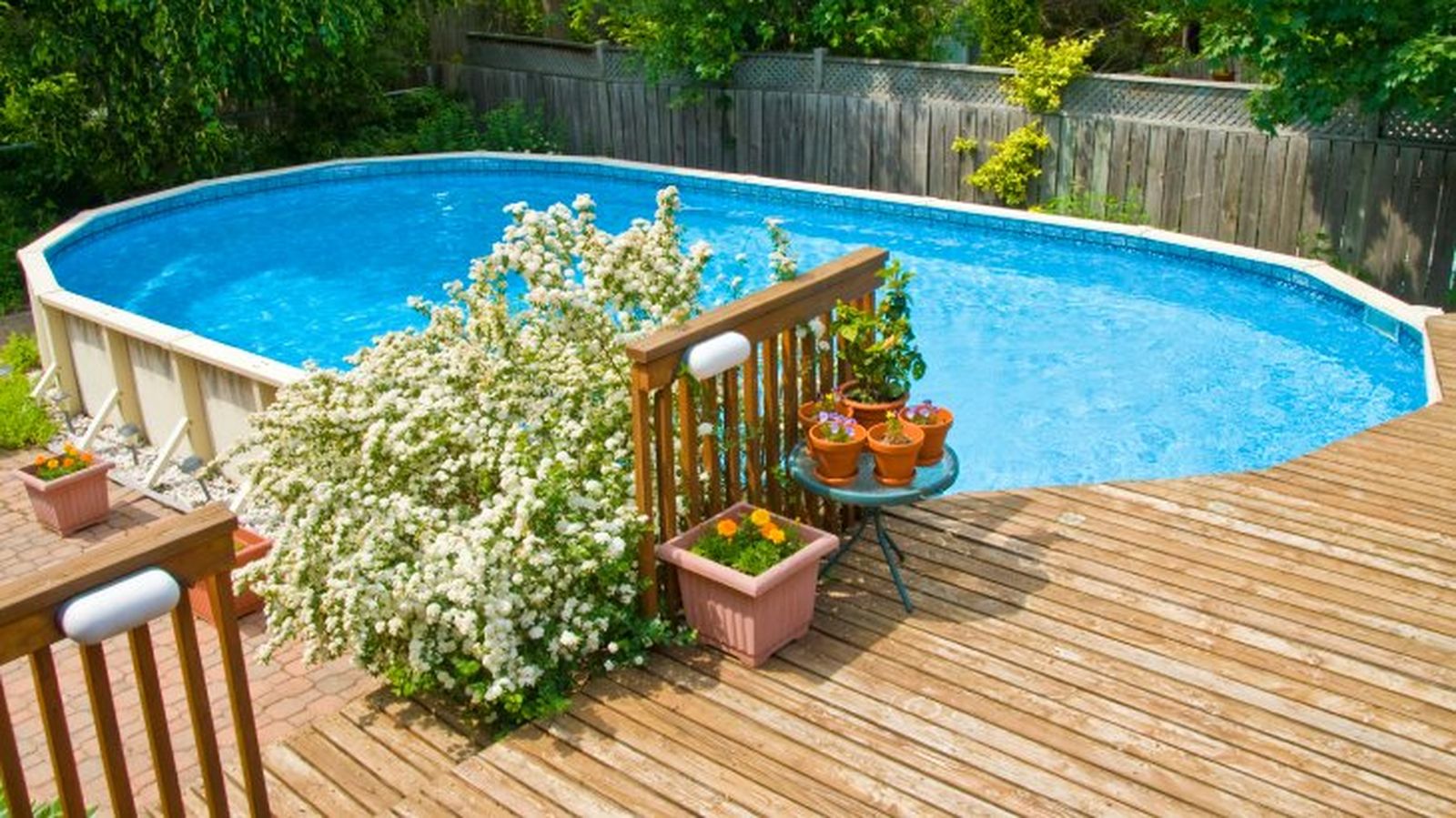 Una piscina ovalada
