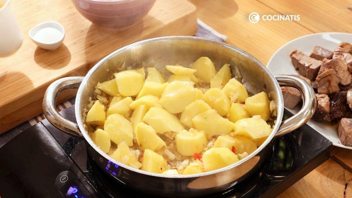 Cuando la cebolleta empiece a dorarse, añade las patatas