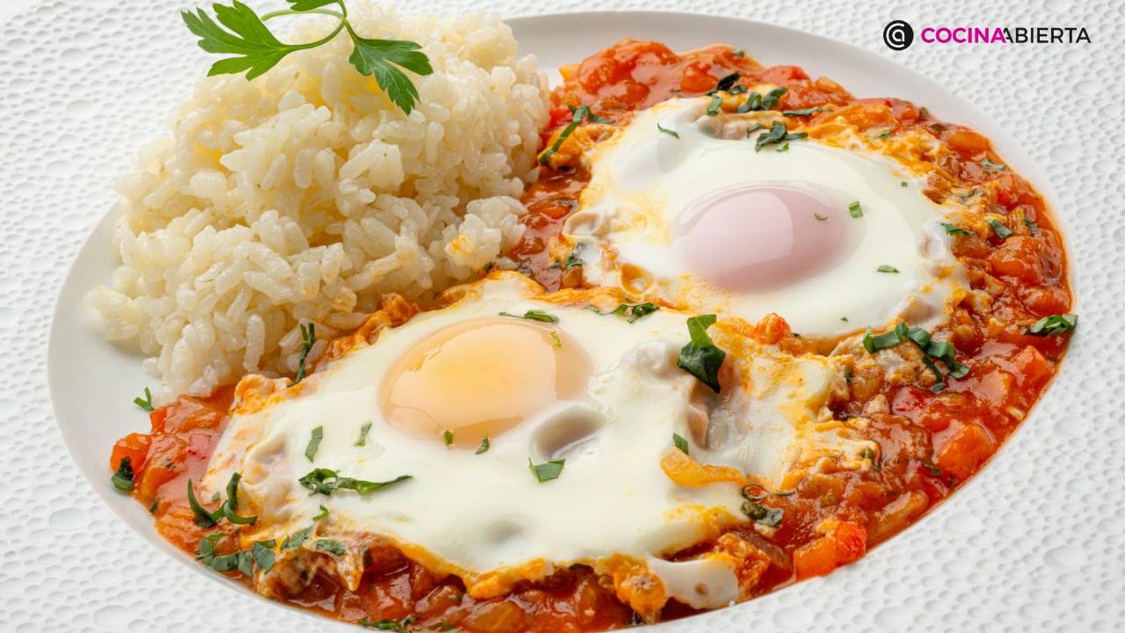 Receta de huevos en salsa con arroz por Karlos Arguiñano