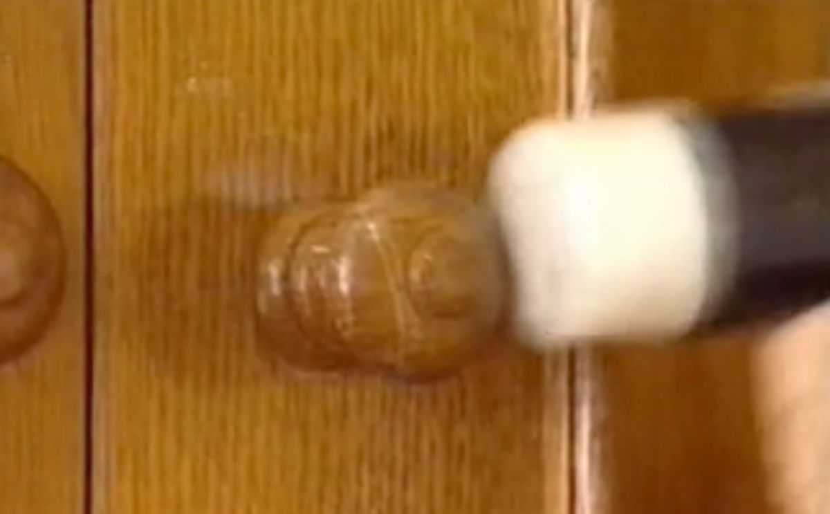 Cómo cambiar el pomo de un armario paso 1