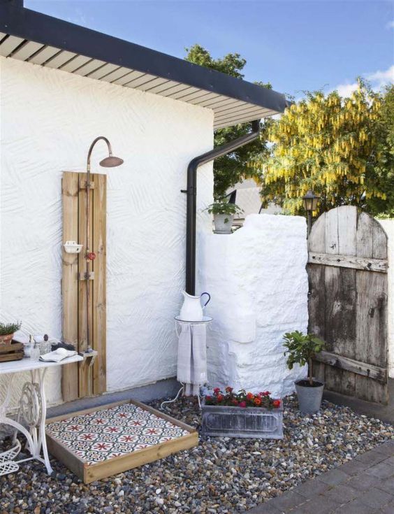 ducha exterior revestimiento madera y baldosas mosaicos pinterest una pizca de hogar
