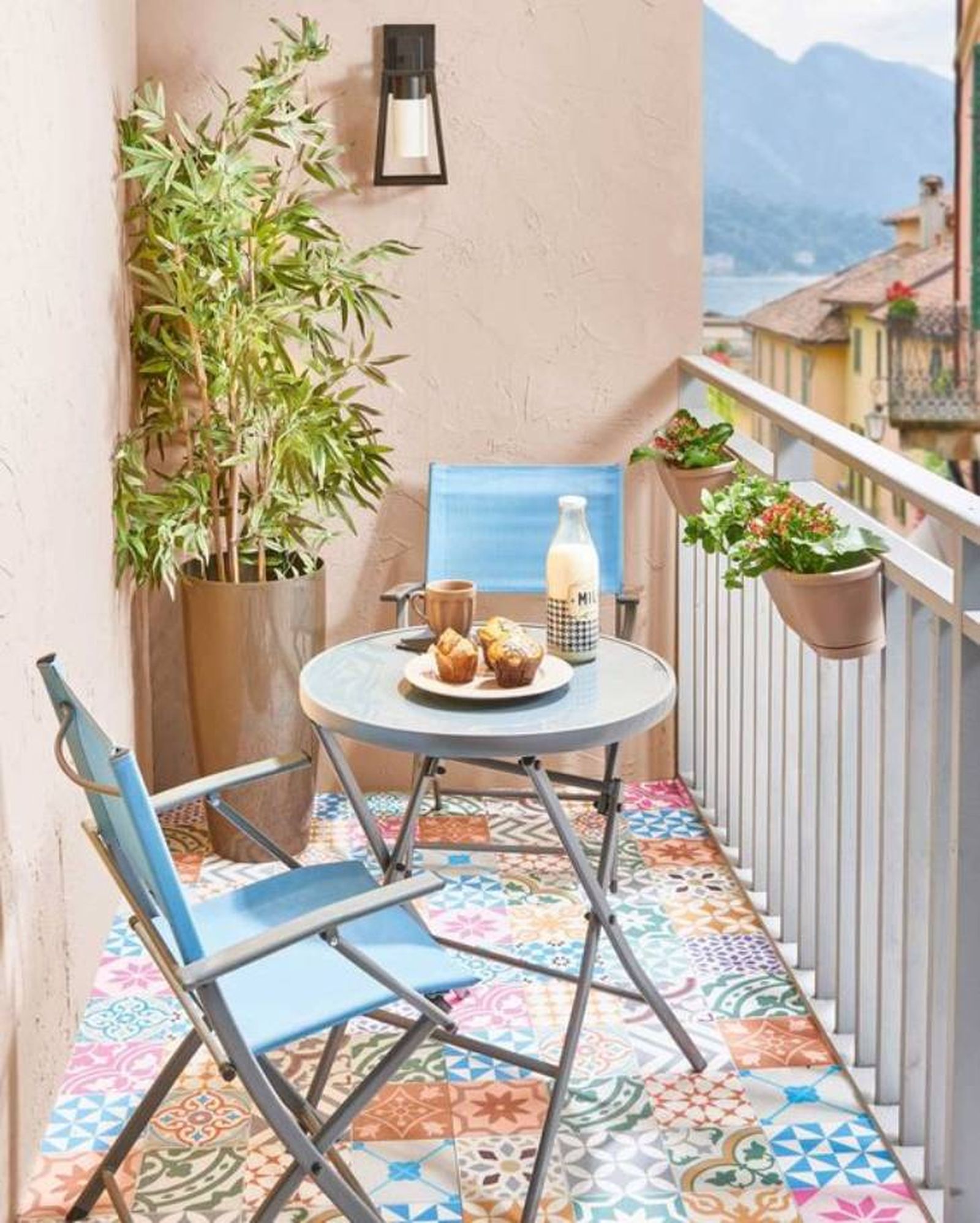 Balcón pequeño con suelo de baldosas de mosaicos de colores.