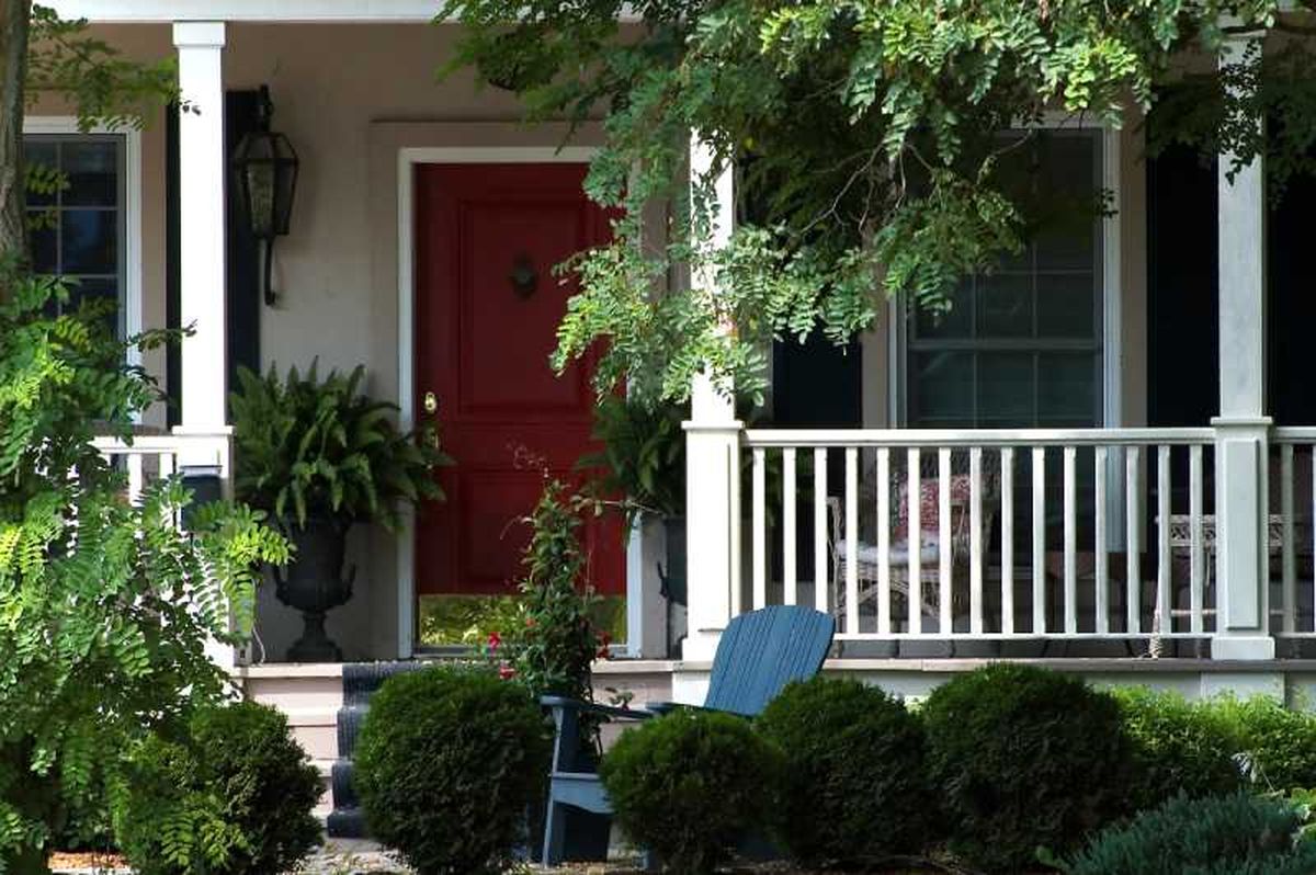 Jardín delantero pequeño decorado con arbustos.