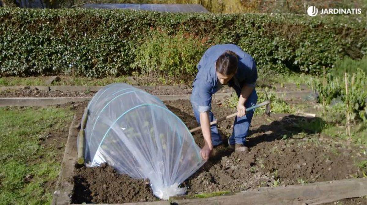 Cubre el otro lado del plástico con tierra