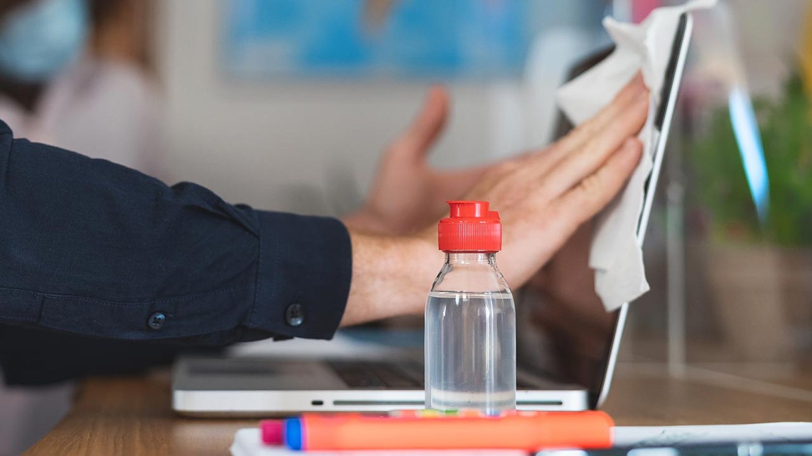 usos del alcohol de limpieza isopropilico que puedes aplicar en la limpieza del hogar trucos