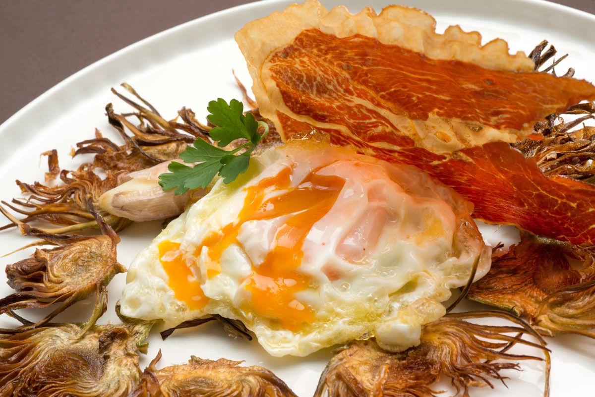 495 Huevos rotos con chips de alcachofa (5110) xl