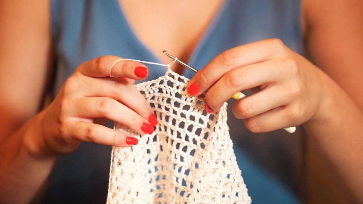 Los caminos de mesa a crochet son uno de los mejores proyectos para iniciarse en la técnica.