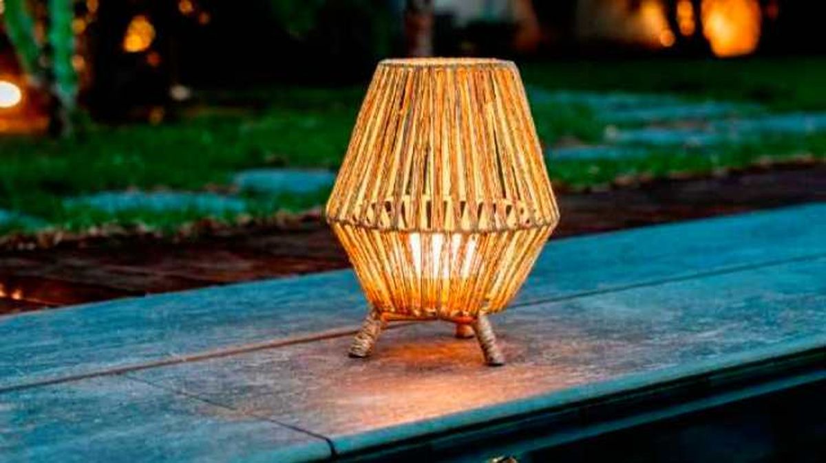 Lámpara portátil de ratán
