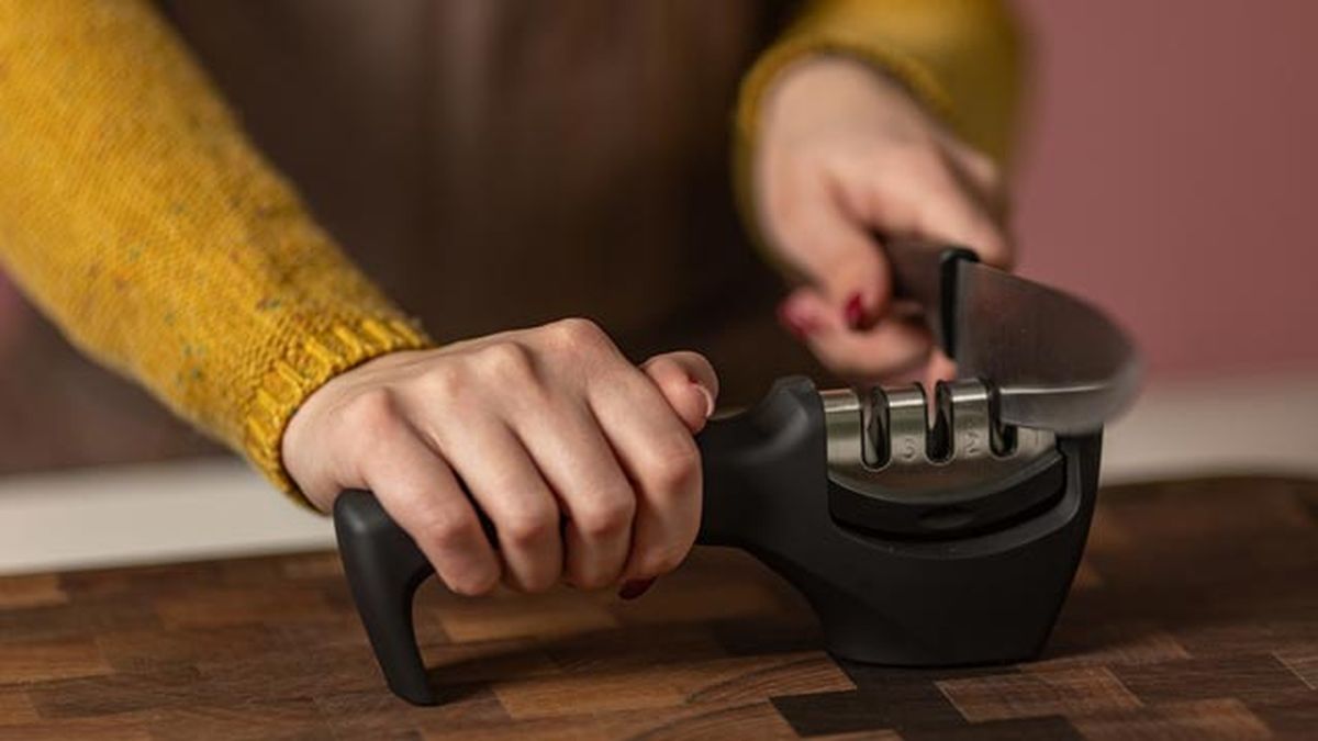 como sacar filo cuchillo con afilador manual