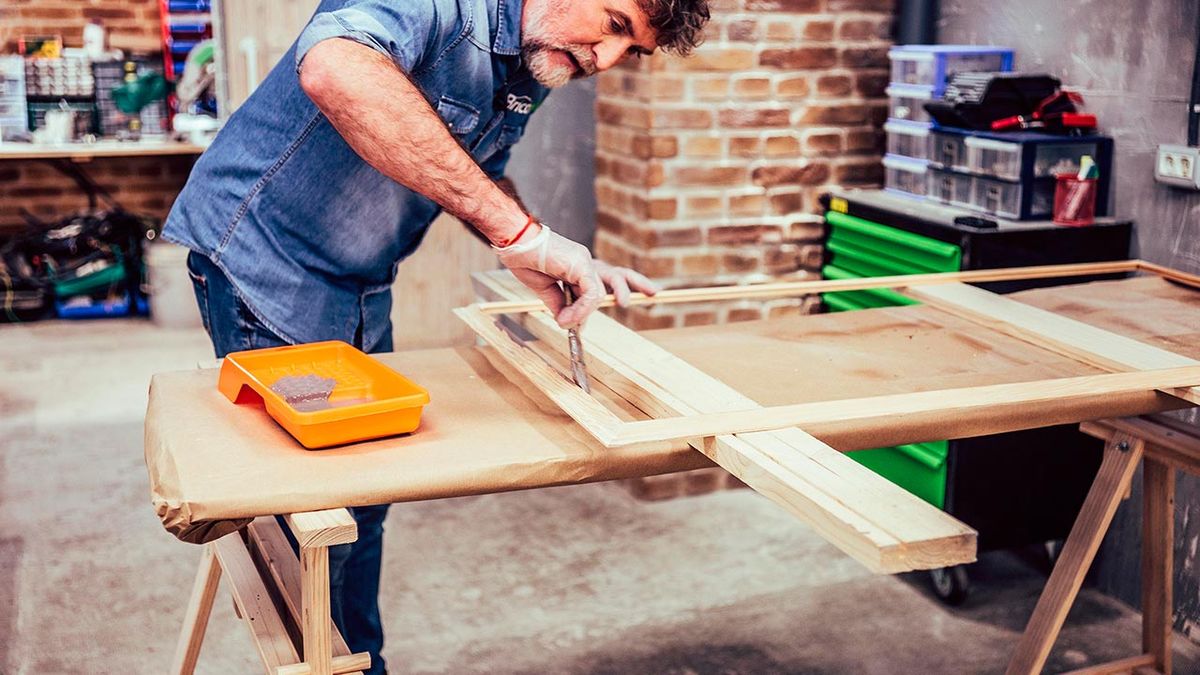 Decorar la pared con molduras de cuarterones paso 5