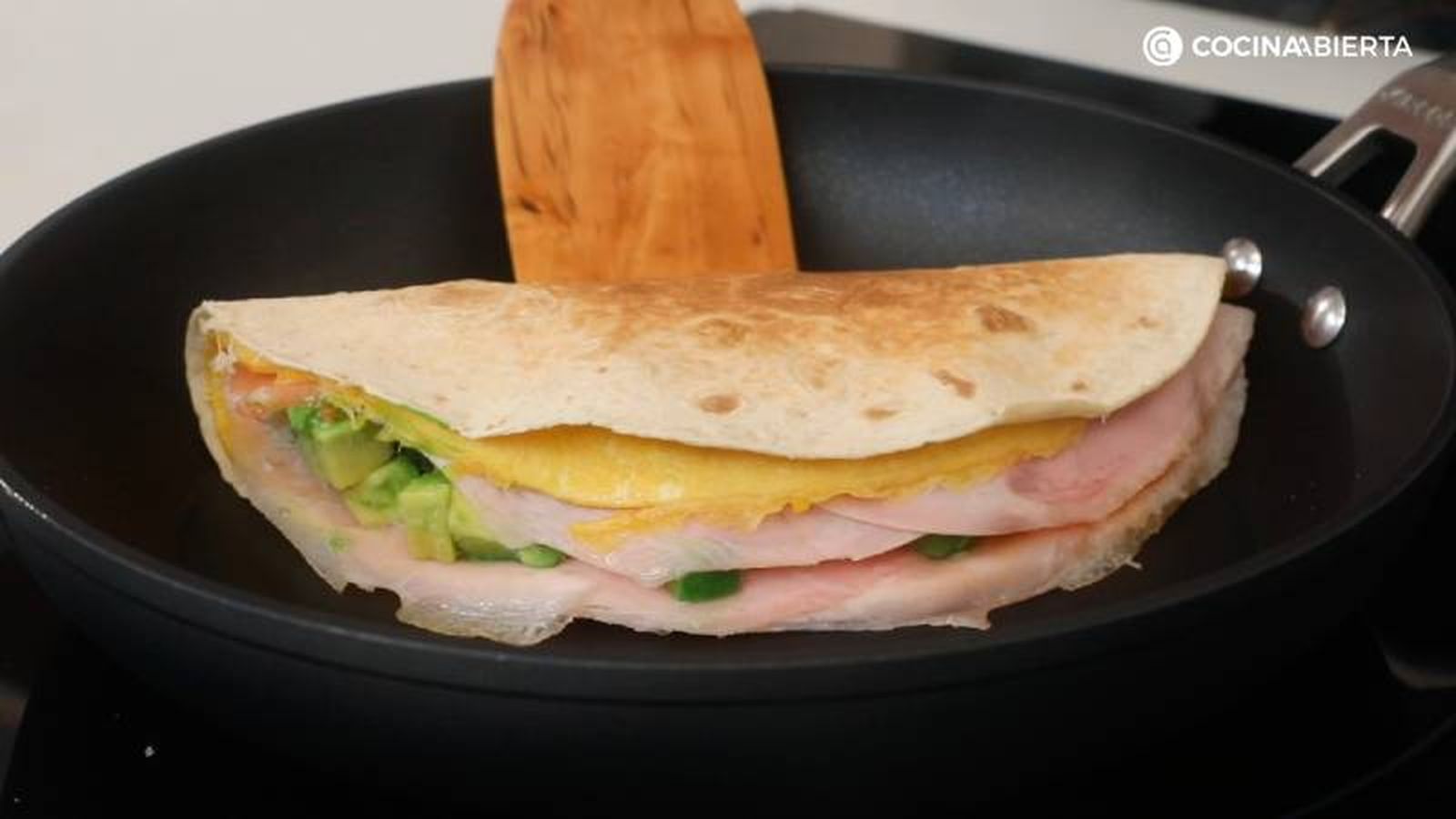 Dobla la quesadilla y dora por ambos lados en la sartén