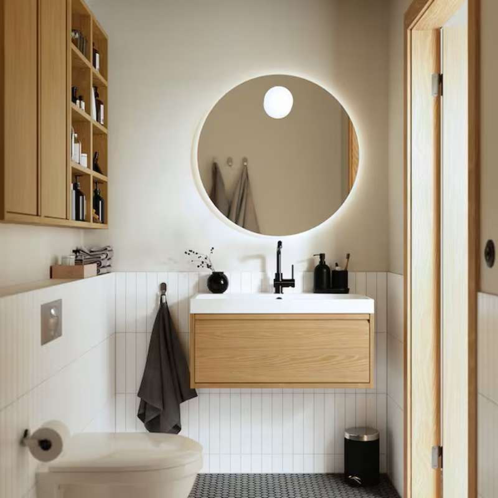 Baño de estilo nórdico con espejo redondo.