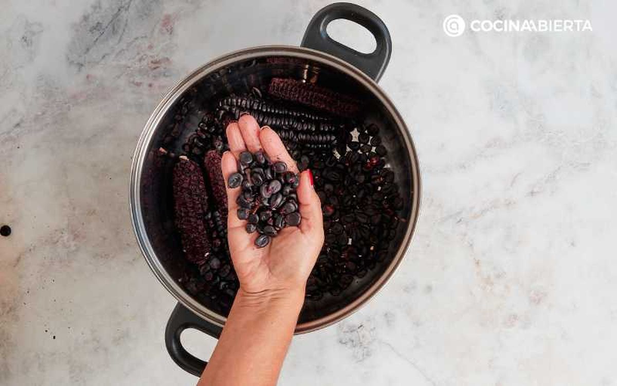 Desgrana el maíz morado