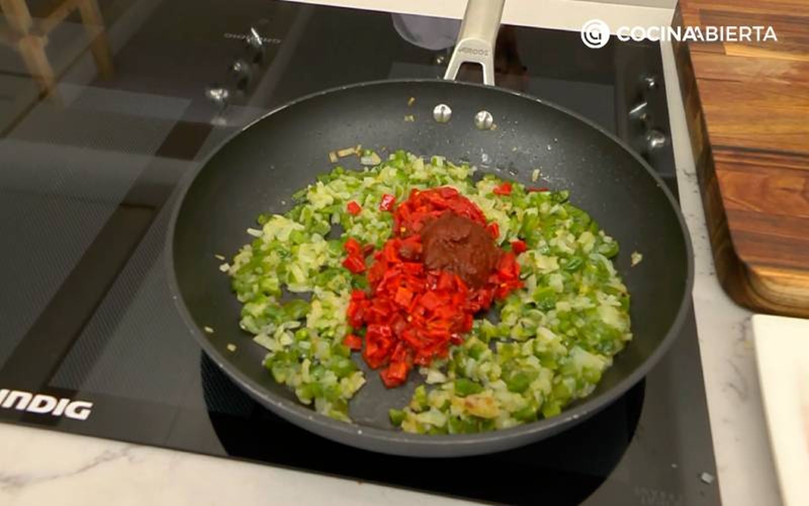 Elaboración de la receta de rulo de salmón ahumado relleno de brandada - Cocina la piperrada