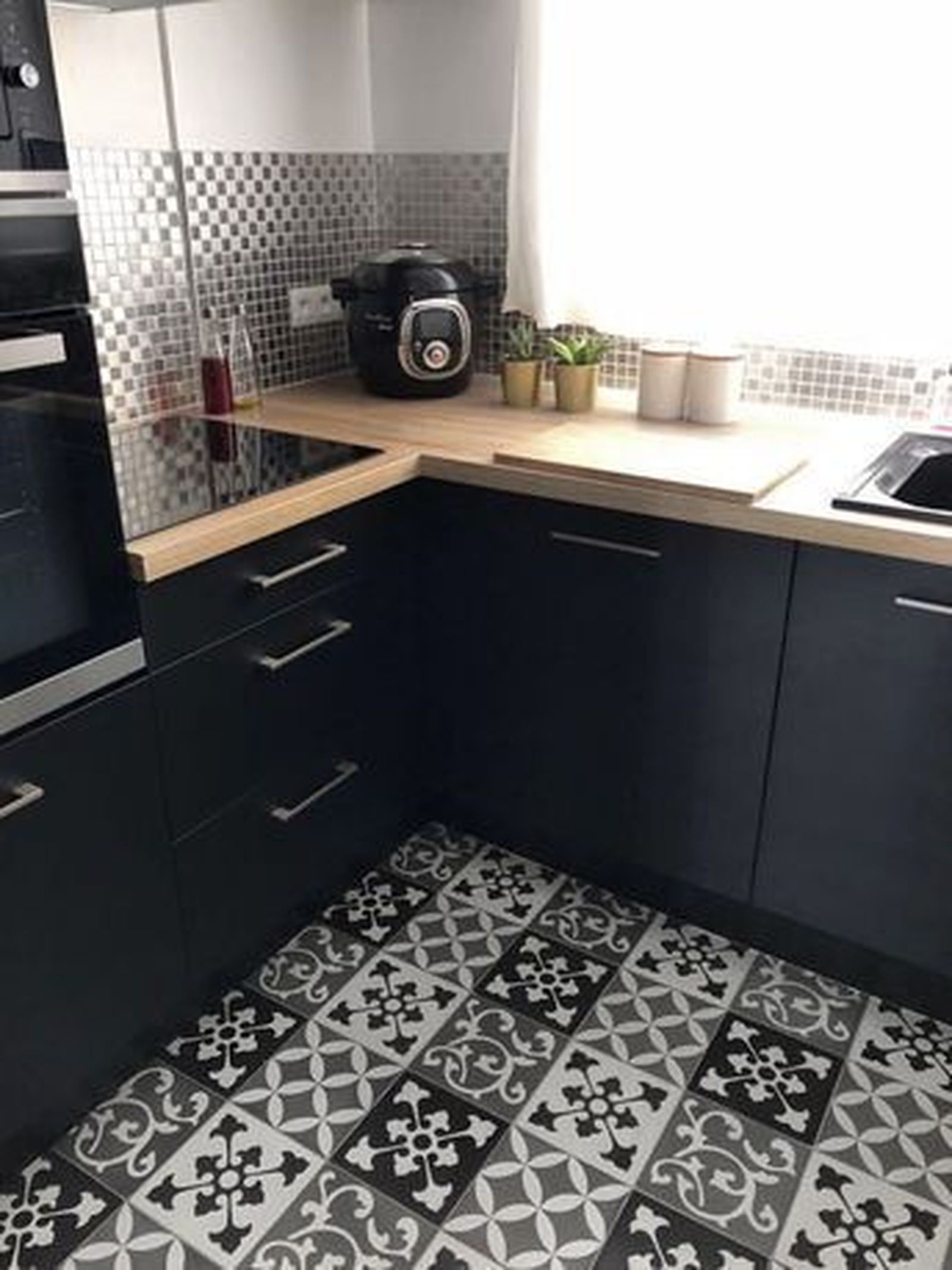 cocina blanca y negra baldosas hidraulicas suelo 1