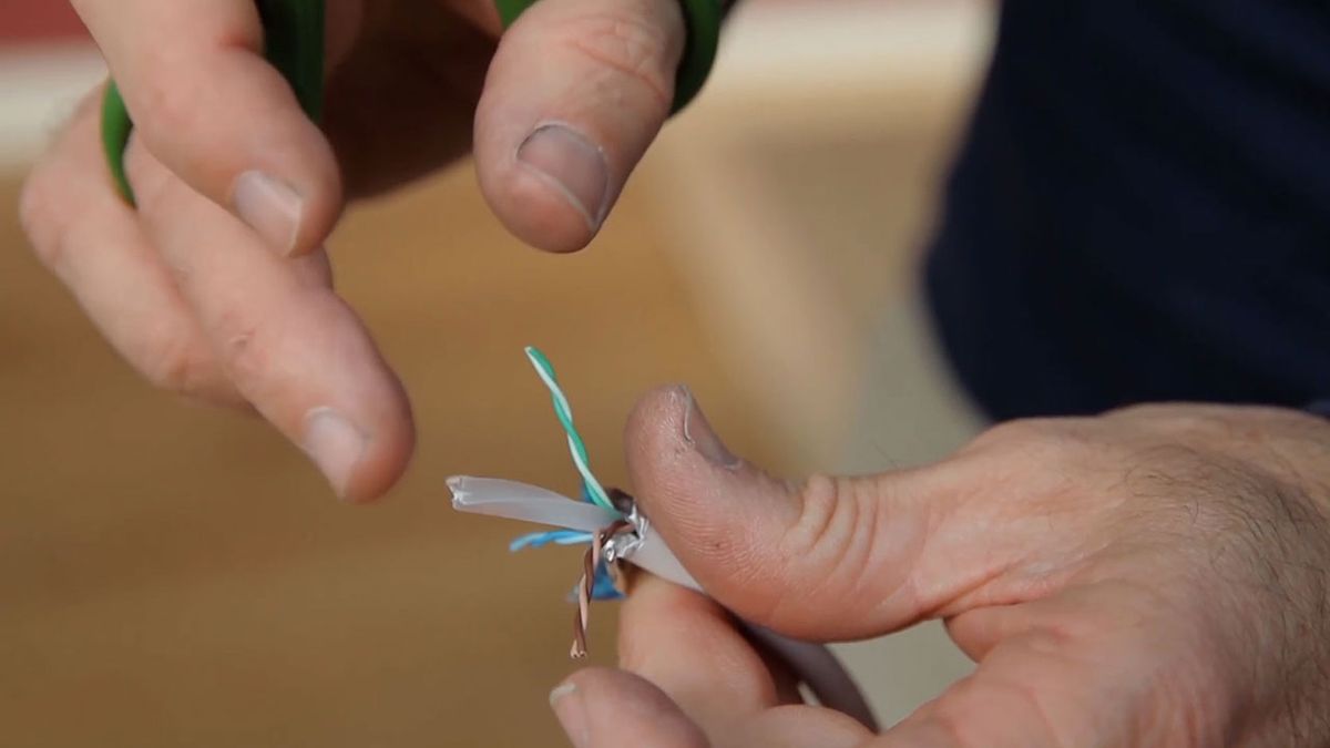 Cómo instalar un cable de red ethernet paso 4