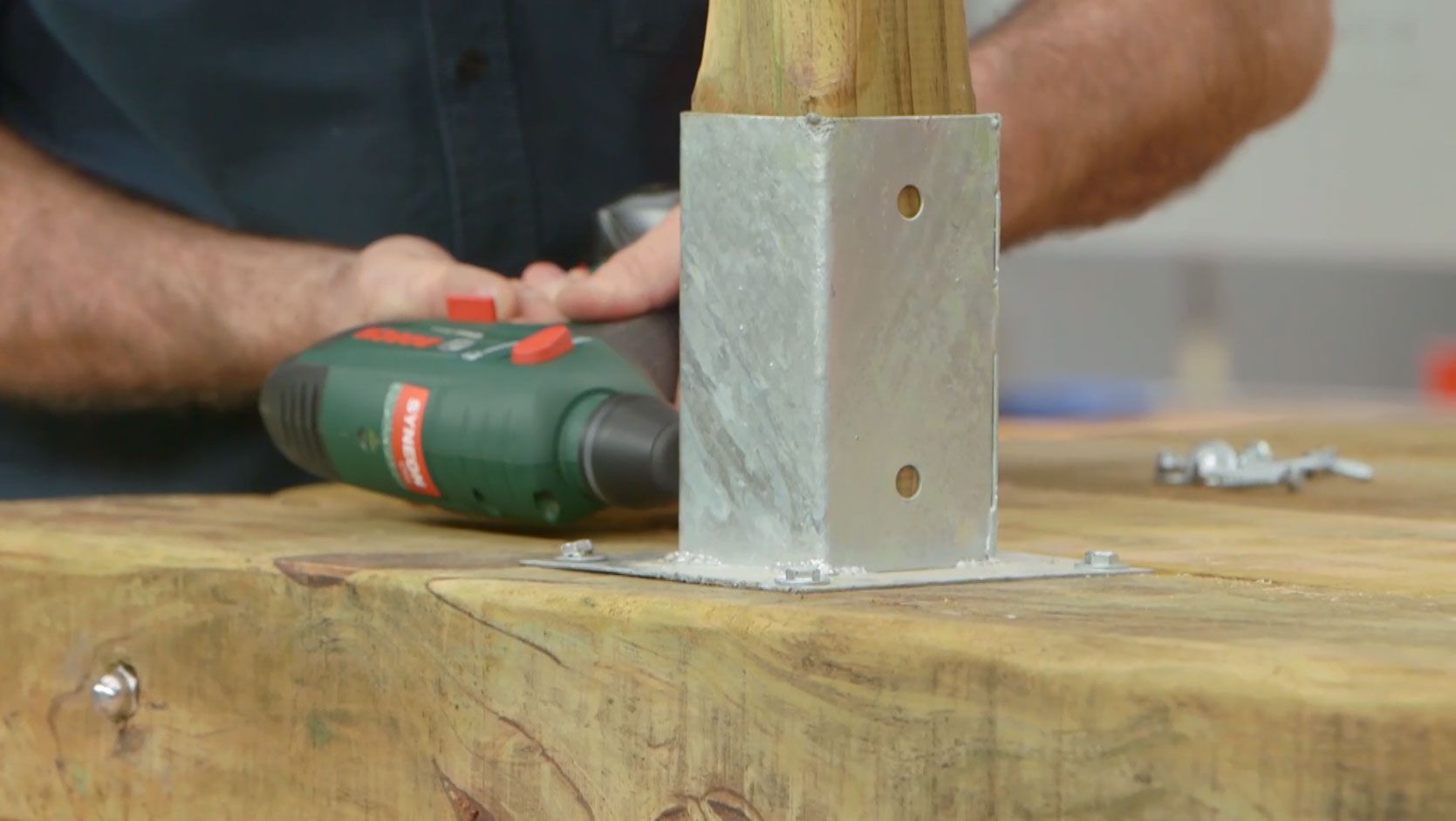Como hacer una mesa de comedor con traviesas de madera paso 12