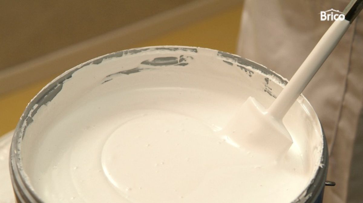 Bote de pintura blanca