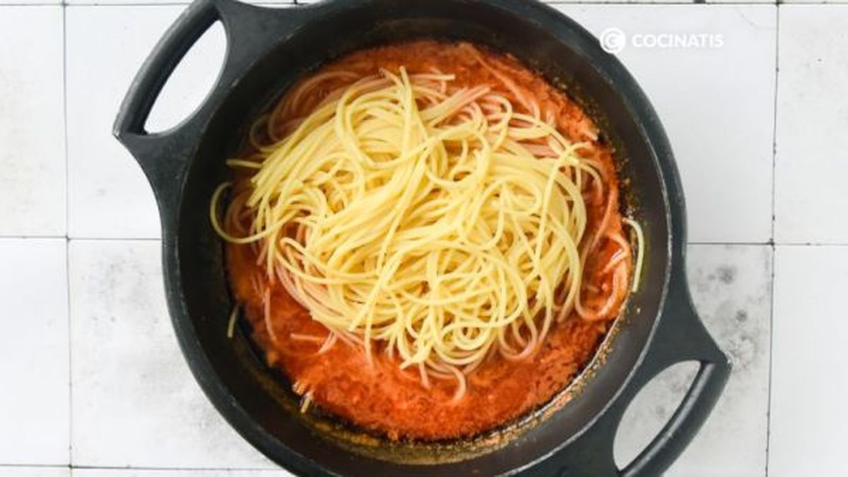 Agregamos la pasta cocida a la salsa en la cazuela