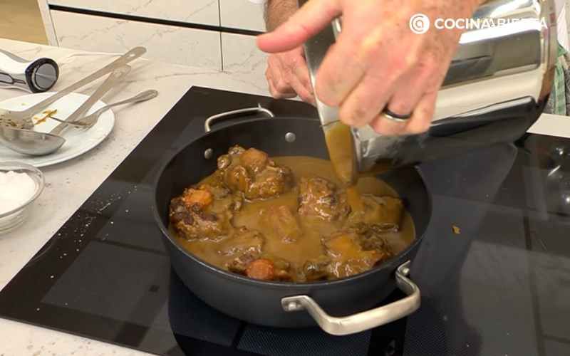 Vierte la salsa a la tartera