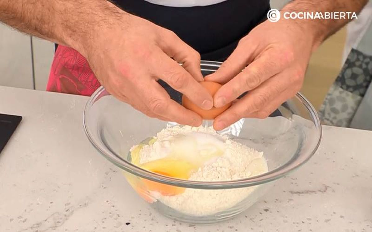 Mezcla los ingredientes y deja reposar, mezcla con mantequilla y deja fermentar