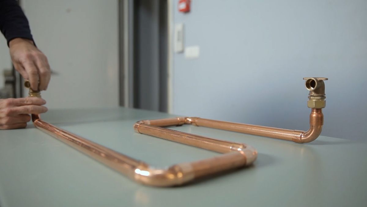 Cómo hacer un toallero con tubos de cobre paso 3