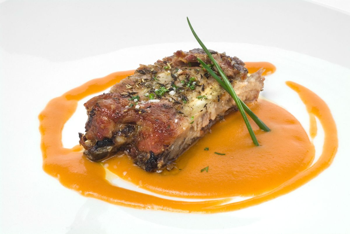 Crema de patatas a la riojana con costilla asada