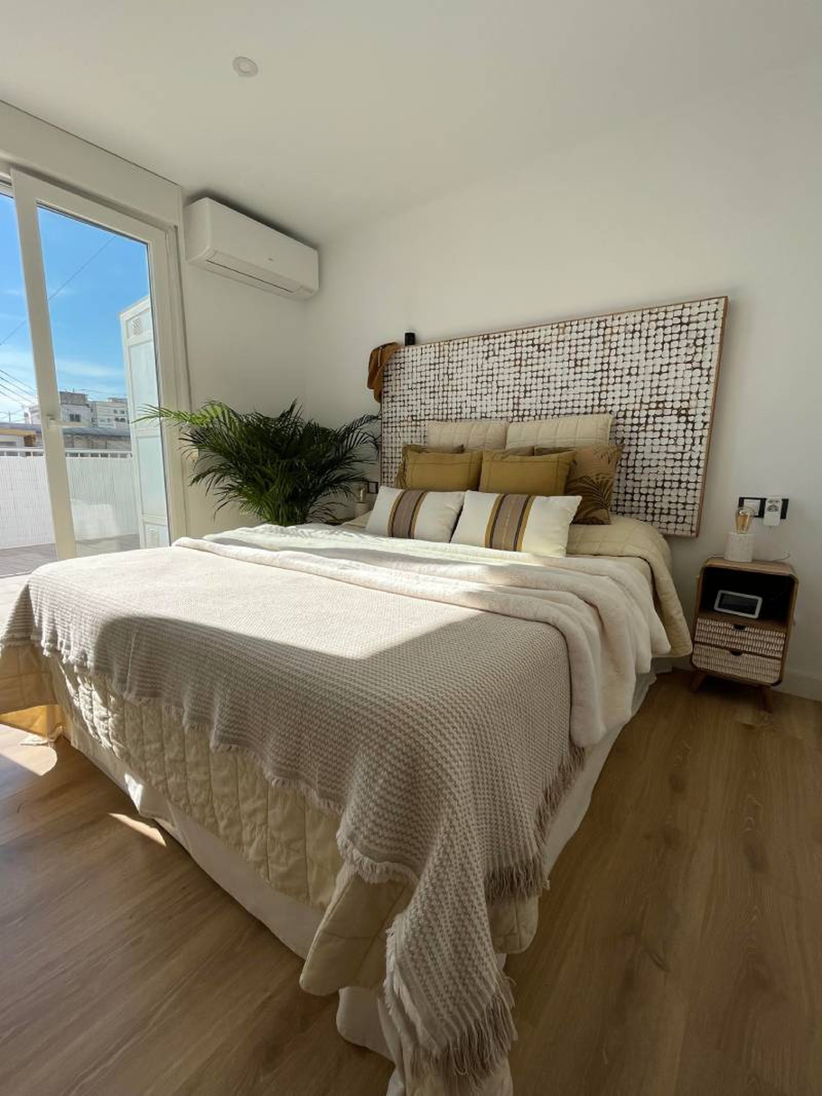 Dormitorio elegante con decoración consciente.