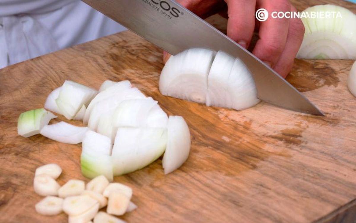 Pica la cebolla en dados grandes