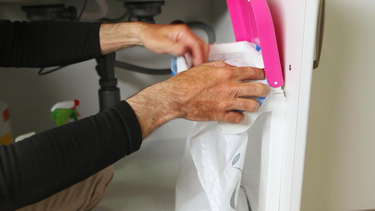 Colocar un soporte para bolsa de basura paso 7