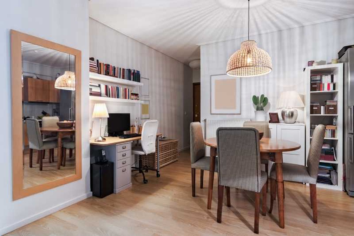 Estudio con comedor pequeño con mesa redonda.