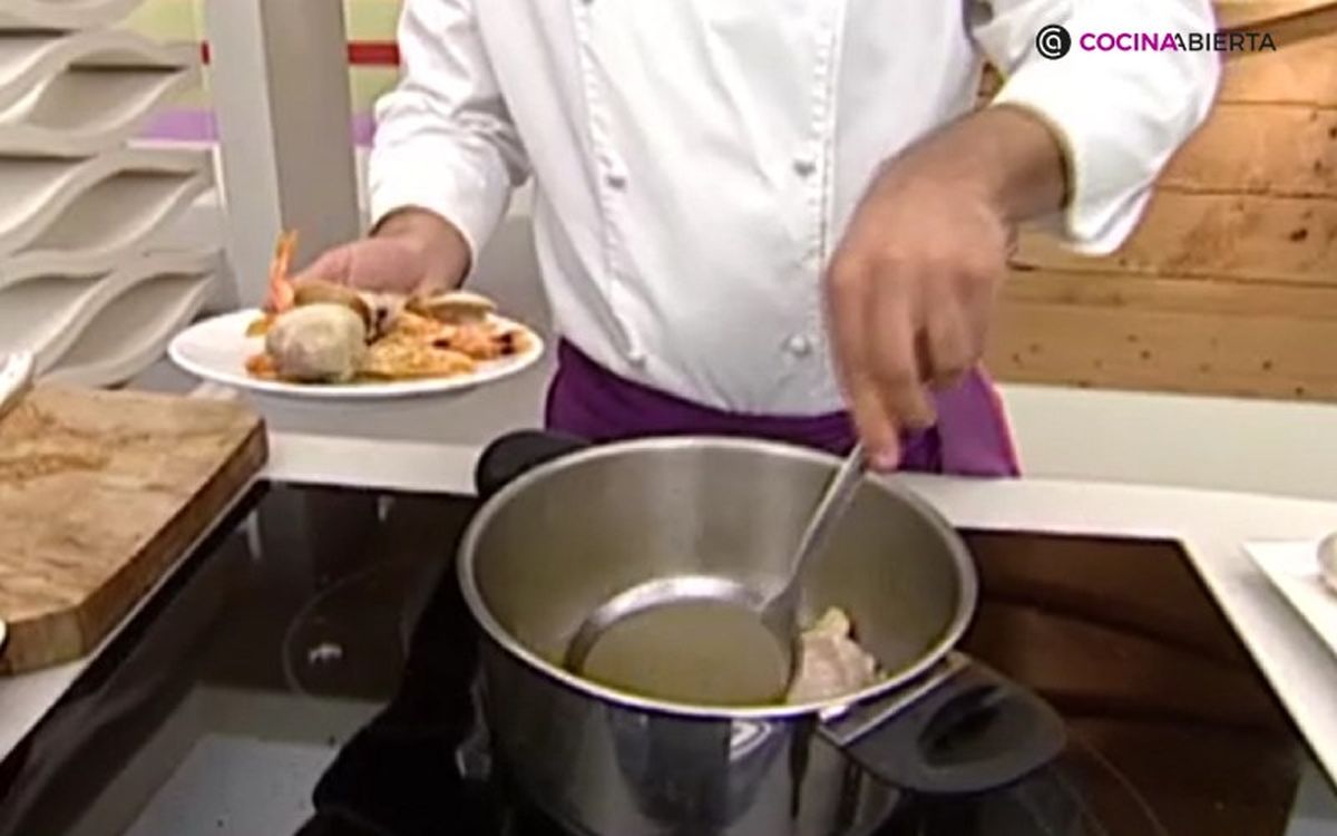 Cocina ligeramente el marisco y el pescado porque luego los incorporarás otra vez