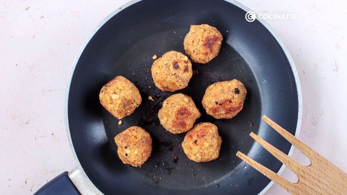 Doramos las albóndigas en una sartén