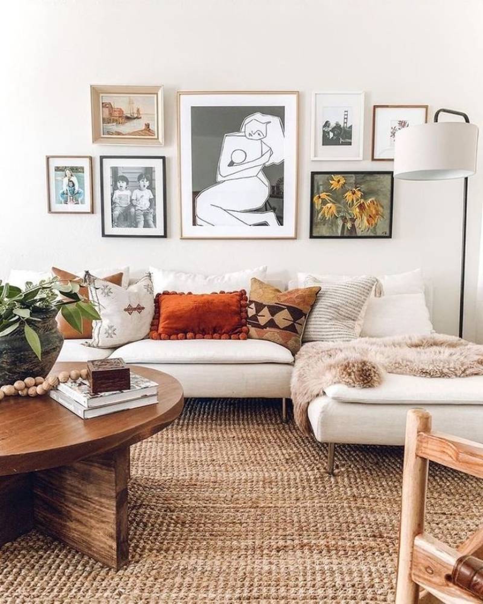 Salón hygge decorado con galería de fotos en la pared.