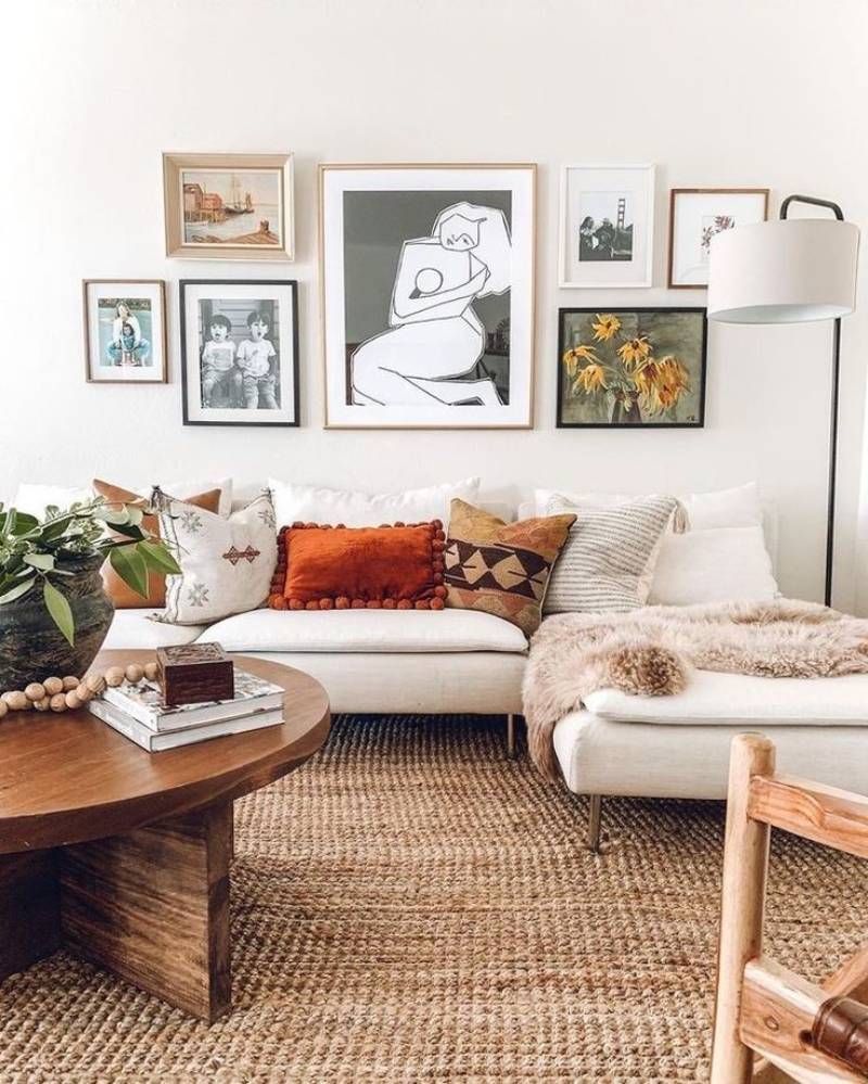 Salón hygge decorado con galería de fotos en la pared.