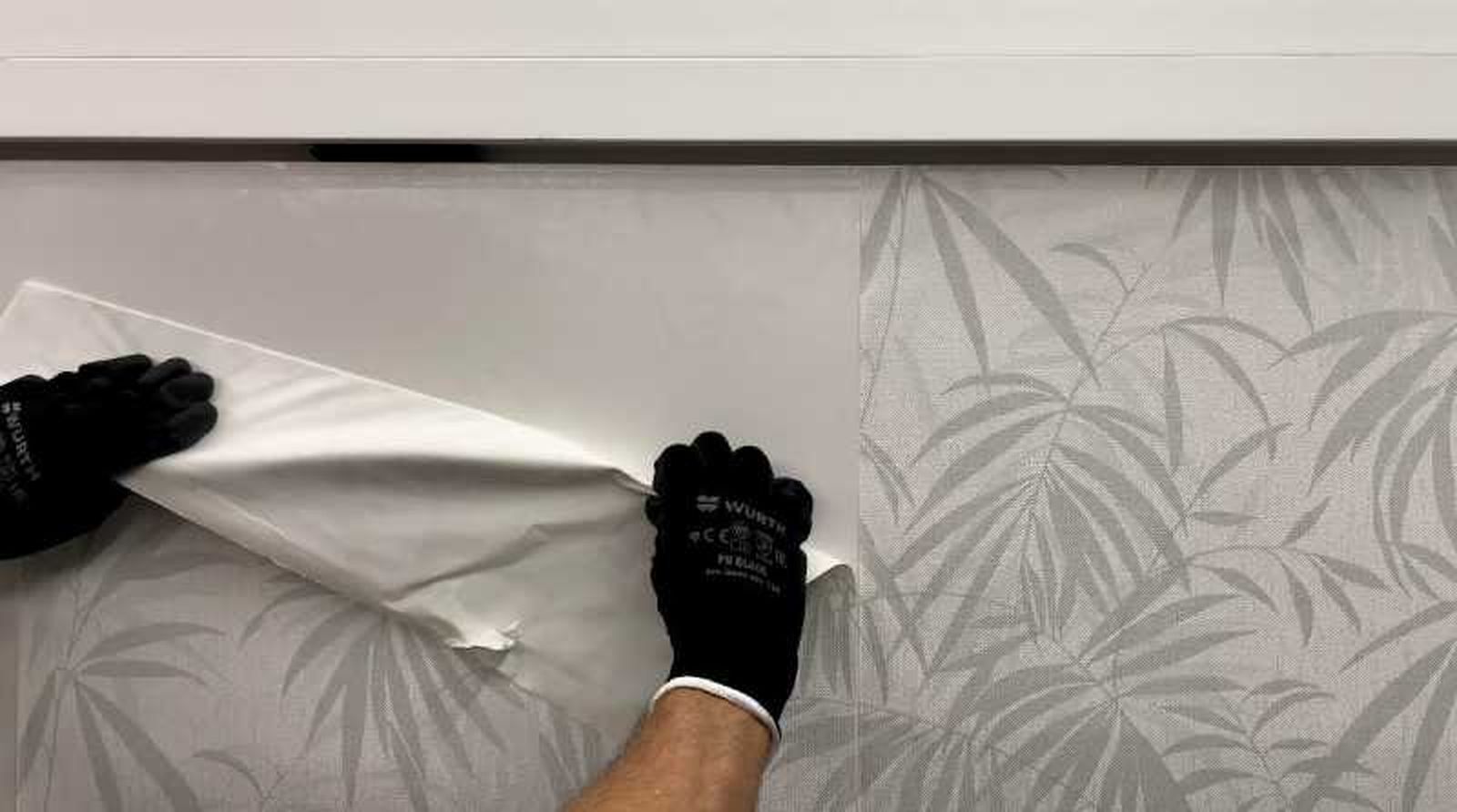 Quitar el papel pintado de la pérgola.