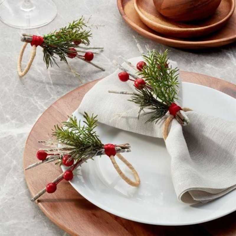 Servilletas con adornos naturales para Navidad.