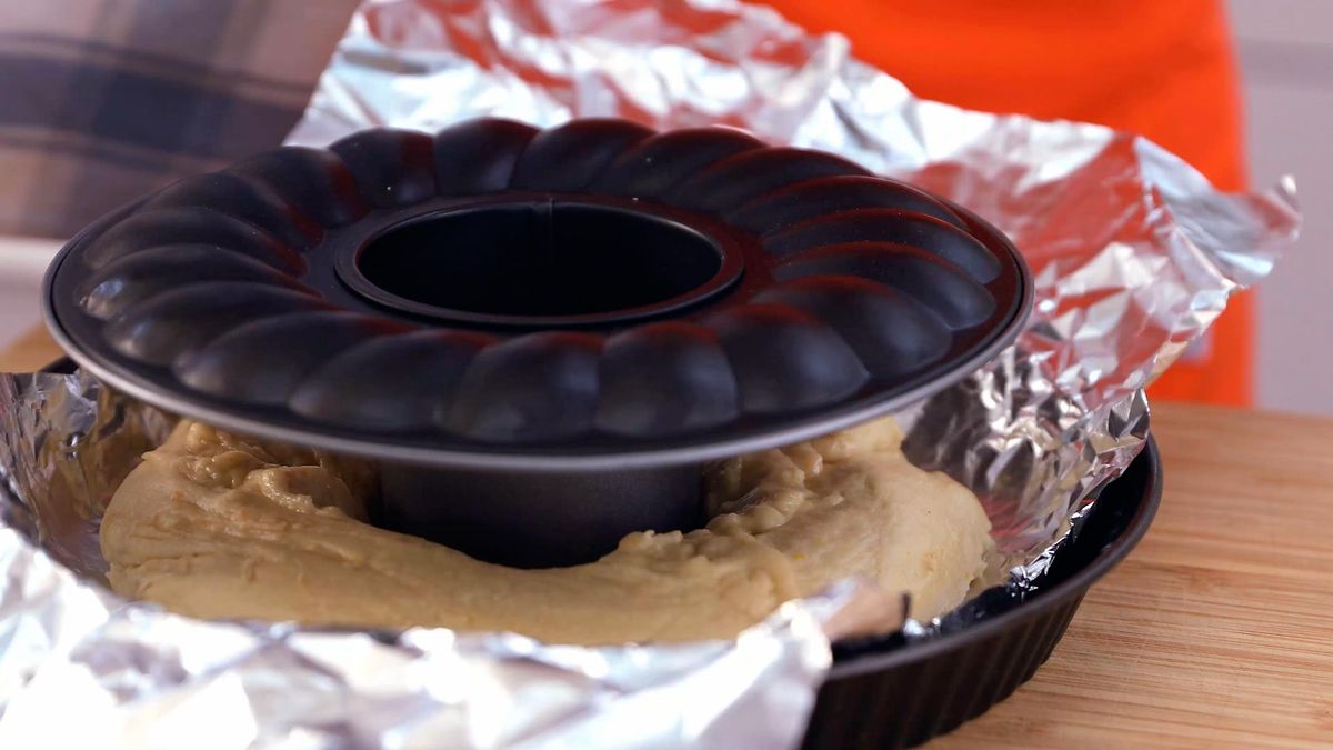 Roscón de Reyes bombón cubierto de chocolate y relleno de nata   paso 4