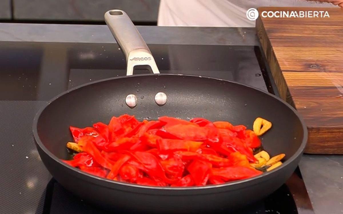 Cocina los pimientos rojos a fuego suave-medio