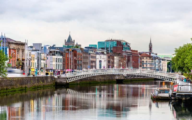 Vista con el puente de Ha'penny en Dublín