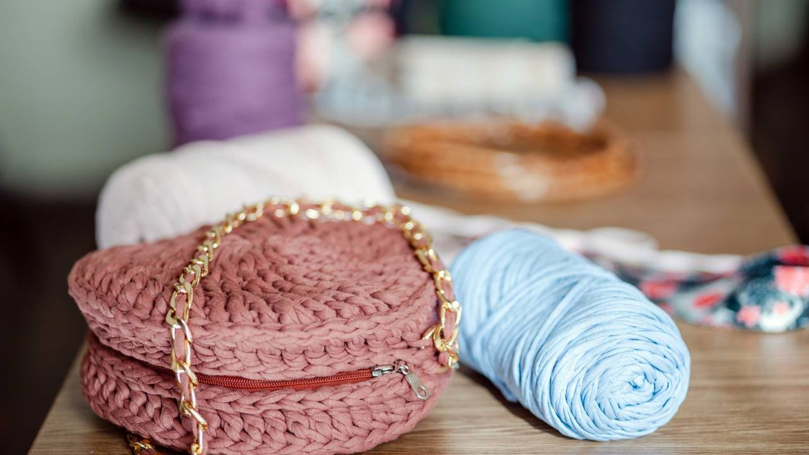 Bolso artesanal con correa de cadena y trapillo.