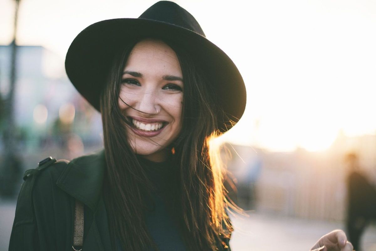 Los sombreros de ala corta, son perfectos si quieres alargar tu rostro
