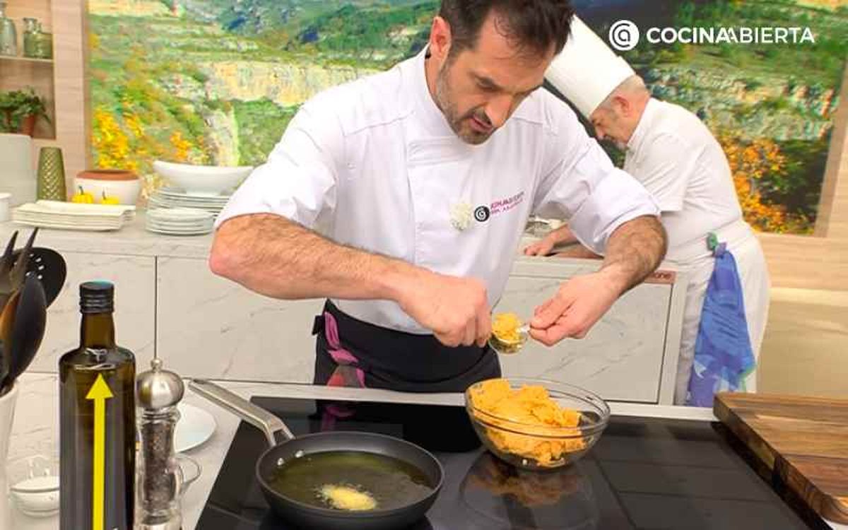 Fríe los buñuelos de merluza